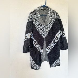 Maxsport Cardigan Sweater Womens Large Gray & Black Leopard